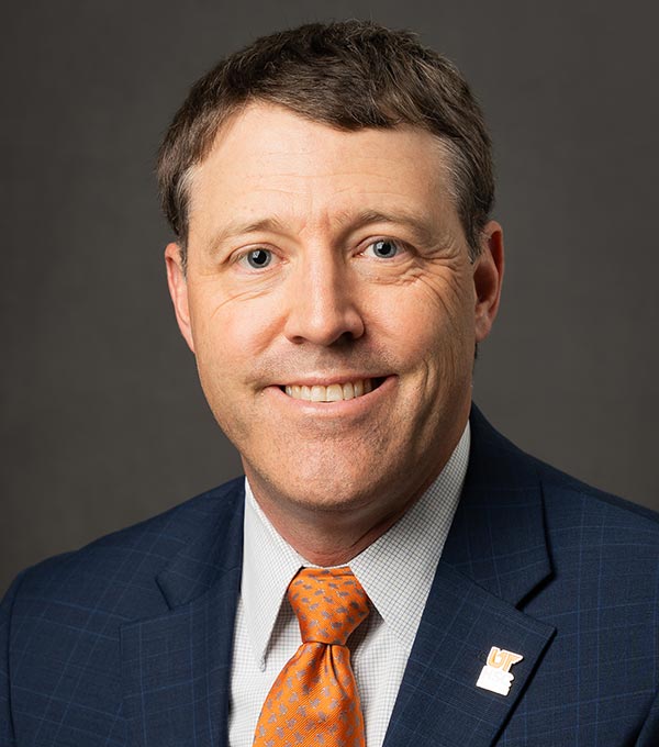 Headshot of Kelly Davis.